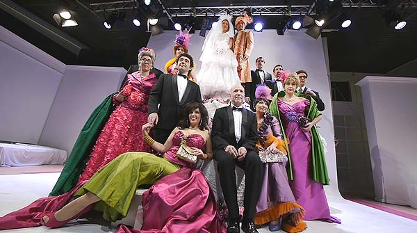El grupo teatral presenta su espectculo 'Campanadas de boda'.