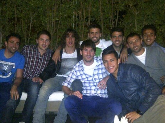 La foto que ha colgado Piqué de los jugadores del Barça en la fiesta de cumpleaños de Cesc. TWITTER