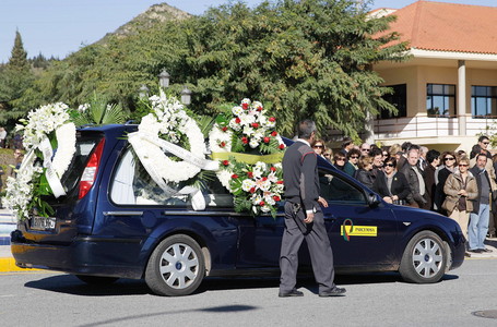 Imagen del coche fúnebre que traslada los restos del menor atropellado por una carroza de la cabalgata de Reyes en Málaga.