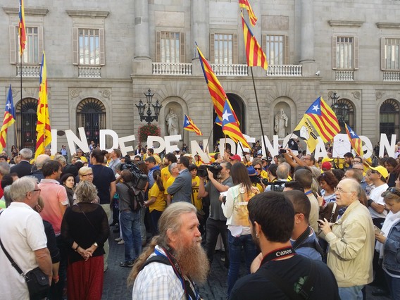 Concentración en la plaza de Sant Jaume de Barcelona de ANC y Òmnium Cultural este sábado, mientras Mas firma el decreto para convocar la consulta del 9-N.