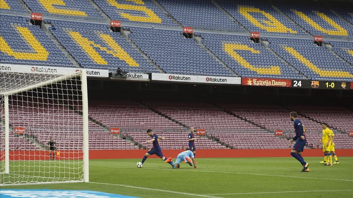 Messi marca el segundo gol para el Barça.