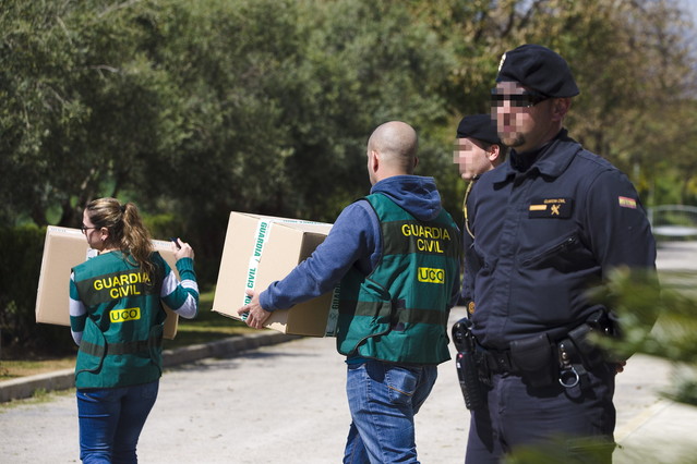  Agentes de la Guardia Civil se llevan documentos en el marco de la operación contra el fraude en los cursos de formación en Andalucía, el pasado marzo en Málaga.