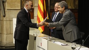 El conseller Francesc Homs entrega el premio a Marc Marginedas.