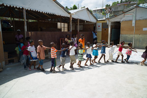 Nios participan en una escuela de verano en el barrio de Carrefour, Puerto Prncipe.
