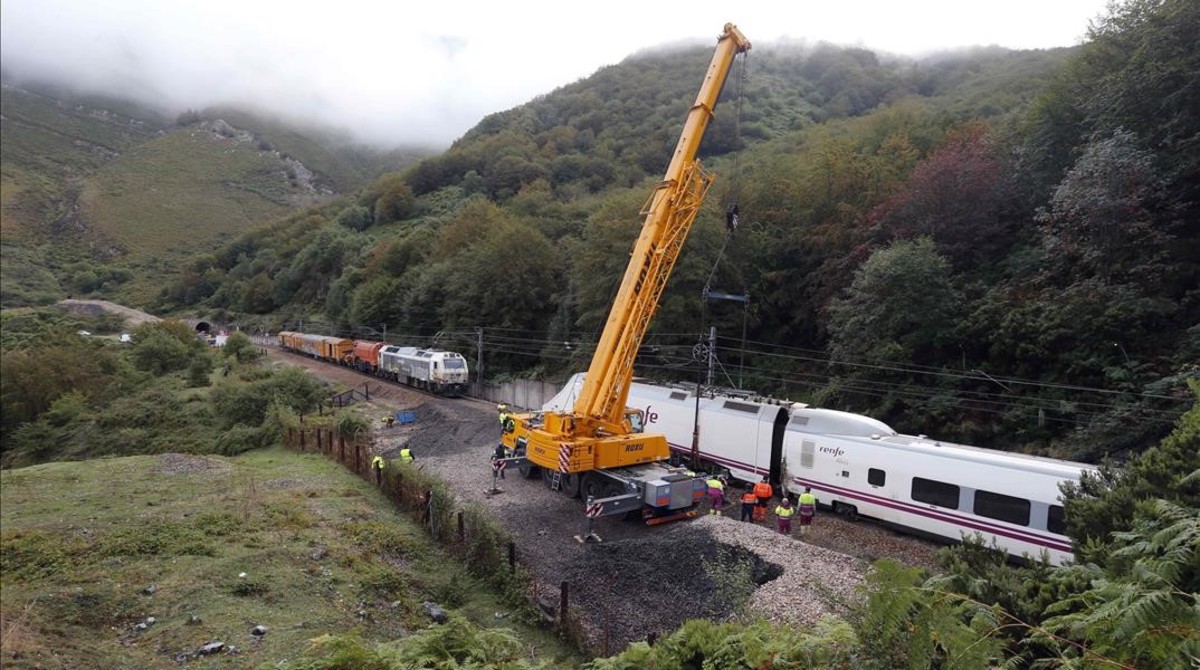 Una herida al descarrilar un tren Alvia en Asturias