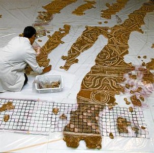 Una arqueóloga trabaja en la recuperación del mosaico de La Sagrera, ayer.