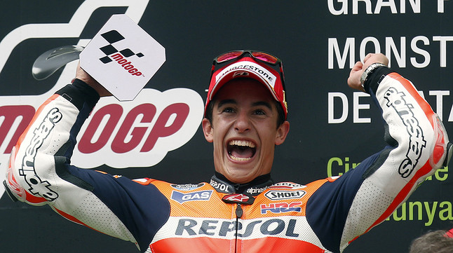 Marc Márquez celebra la seva victòria al GP de Catalunya al podi de Montmeló.