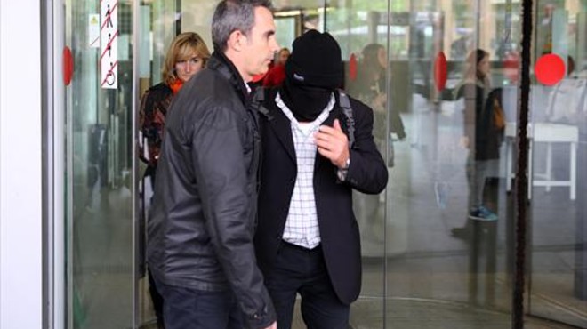 Joaquim Benítez acude a declarar con la cabeza cubierta en la Ciutat de la Justícia, el pasado mes de abril.