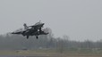 Un avión de combate francés despega de la base de Saint-Dizier con destino a Libia, este sábado. 