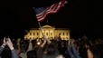 Cientos de personas con banderas de EEUU celebran la noticia de la muerte de Bin Laden, esta madrugada, a las puertas de la Casa Blanca. 