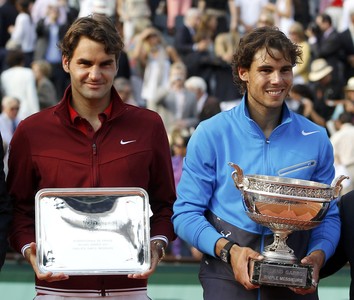 Nadal i Federer amb els seus respectius trofeus a la pista central de Roland Garros.  