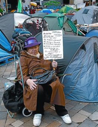 Una mujer indignada acampada frente a la catedral de San Pablo de Londres, ayer. AP / KIRSTY WIGGLESWORTH