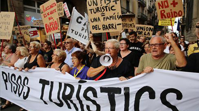 Los vecinos de Barceloneta contra los pisos turisticos y el turismo de borrachera