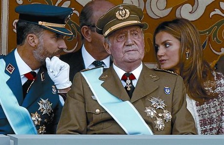 Los príncipes de Asturias conversan en presencia del Rey en el desfile militar que se celebró el pasado año con motivo de la Fiesta Nacional.