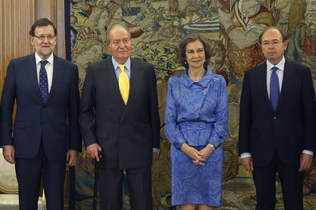 Els Reis, Joan Carles i Sofia, amb Mariano Rajoy i Pío García Escudero, en un dinar a la Zarzuela, ahir.