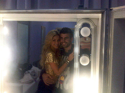 Piqué y Shakira, abrazados antes de la actuación de la artista en Podz.