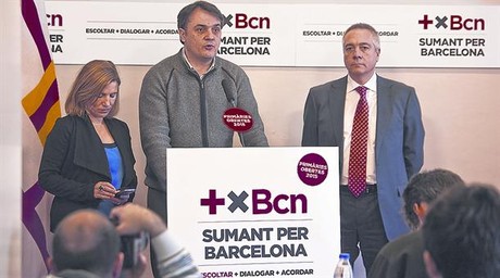 El primer secretario del PSC en Barcelona, Carles Mart, entre Lourdes Muoz y el lder del partido, Pere Navarro, en la presentacin de las primarias del PSC de Barcelona.