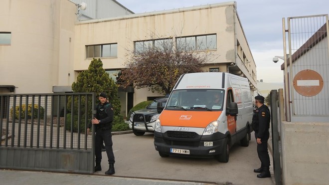 Agentes de la Guardia Civil en el registro de la sede de Unipost en LHospitalet, este jueves.