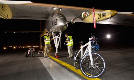 Varios técnicos inspeccionan el 'Solar Impulse' tras su aterrizaje en Rabat, después de 19 horas de vuelo. 