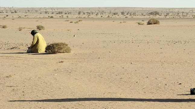 Un mujer reza en el desierto del Sáhara, en una imagen de archivo, en febrero del 2011.