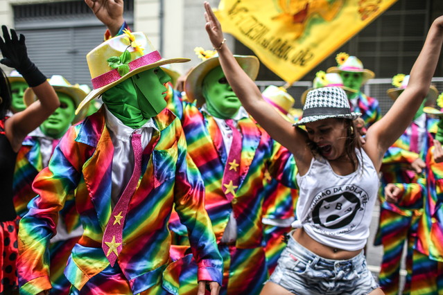 La comparsa Cordao do Bola Preta, en un momento del desfile del Carnaval, en el centro de Río de Janeiro, este domingo.