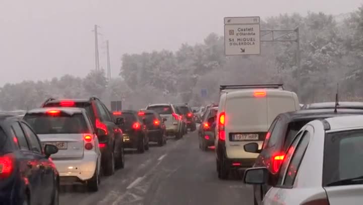 Colapso por nieve en la autovía C15 entre Vilafranca del Penedès y Vilanova i la Geltrú
