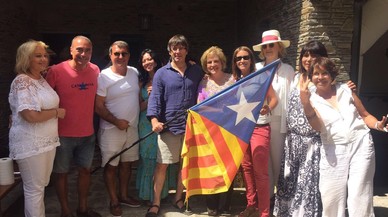 El 'president' Puigdemont, con vestuario veraniego y sosteniendo una estelada, junto a Rahola, Laporta y otros amigos en Cadaqués.