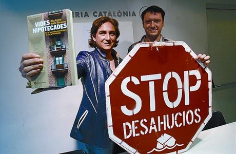 Los autores 8 Colau y Alemany, el miércoles en la librería Catalònia, donde presentaron 'Vides hipotecades'.