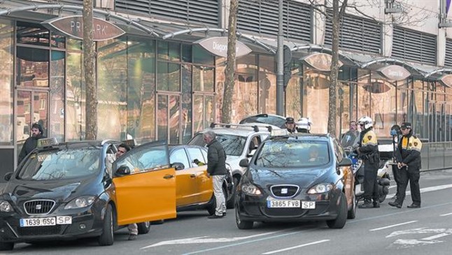 La Urbana interviene en una discusión entre taxistas frente a un hotel de la zona del Fòrum, el miércoles pasado.