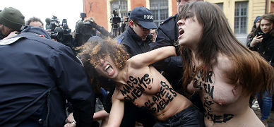 Dos activistas de Femen, a la entrada del juzgado de Lille.