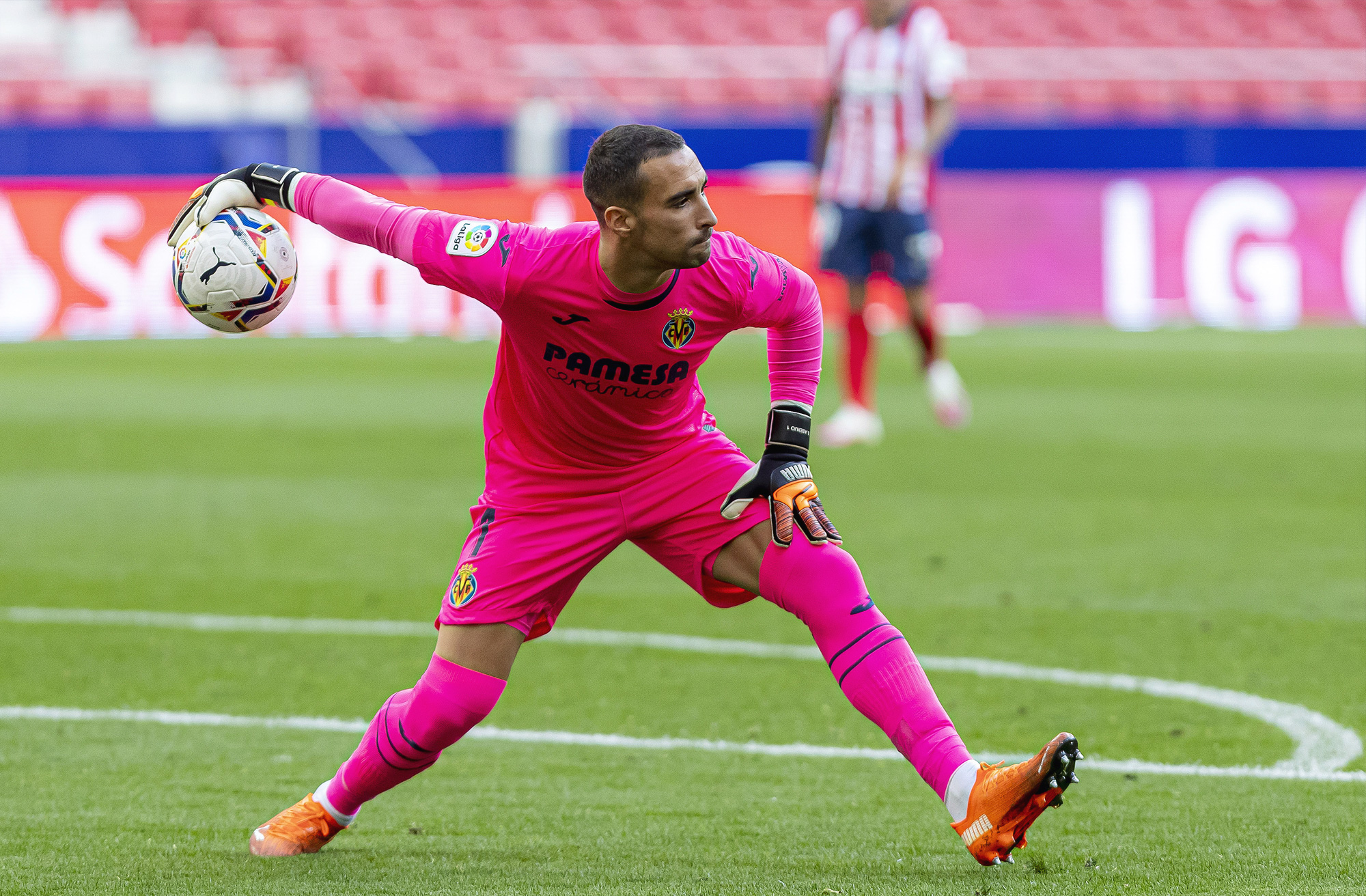 Sergio Asenjo, portero del Villarreal CF, juega en corto para iniciar la salida ofensiva del equipo.