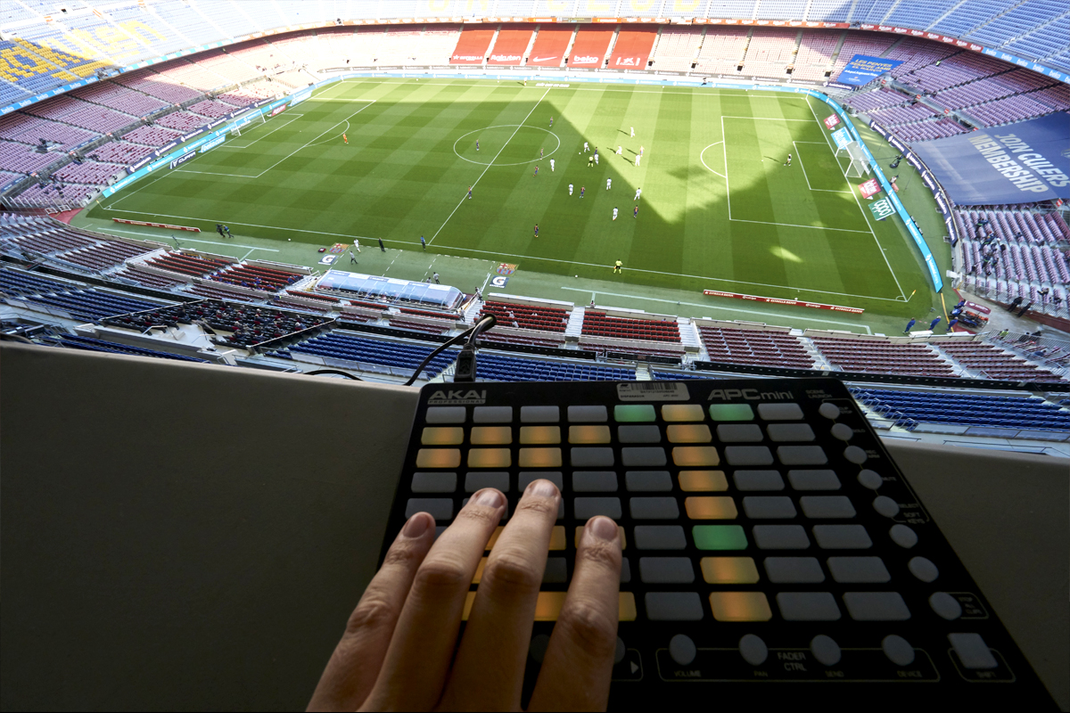 Primer plano del aparato usado para lanzar las reacciones de público virtual, durante el partido que enfrentó al FC Barcelona y al CA Osasuna en el Camp Nou.