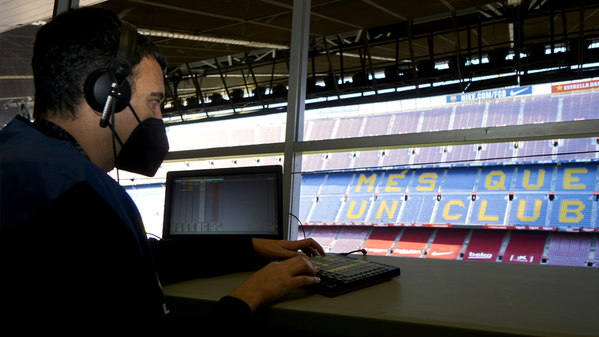 Peré Solé sigue el juego desde la grada del Camp Nou para operar la grada virtual.