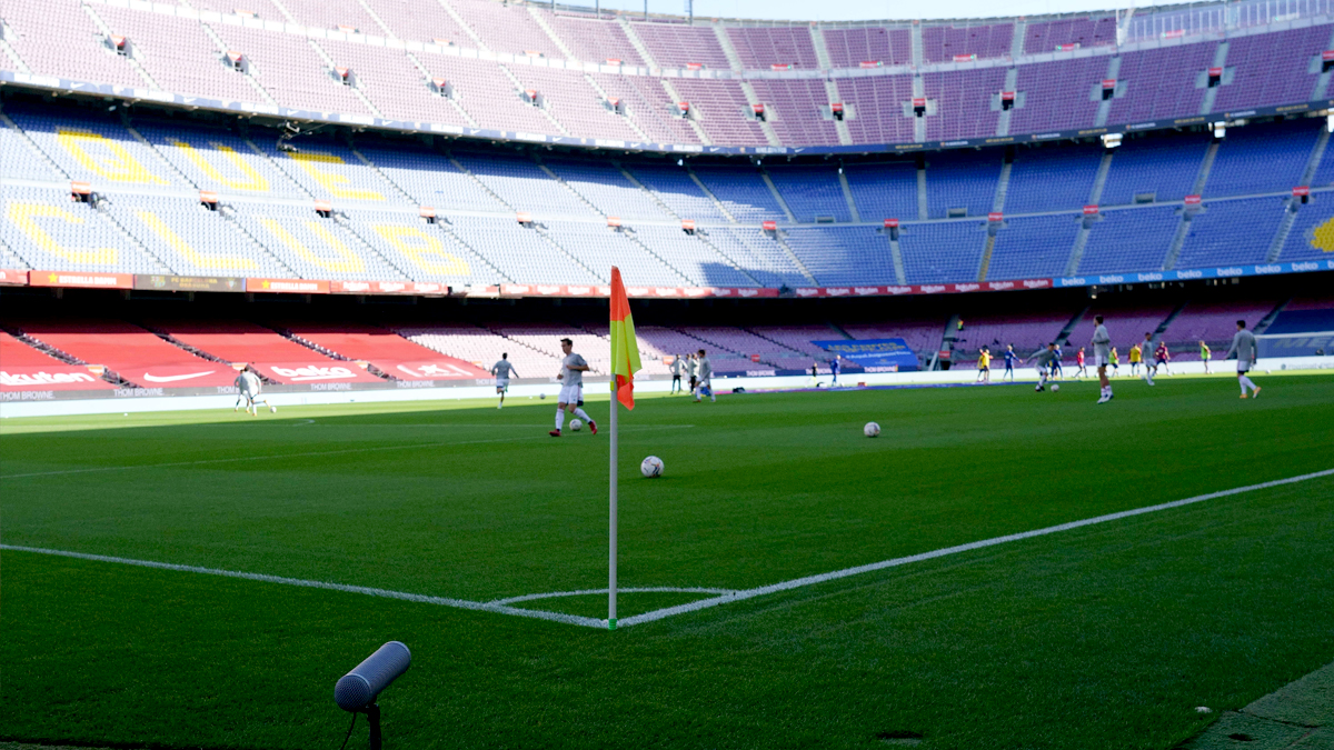 Micrófono de ambiente colocado en el córner del Camp Nou.