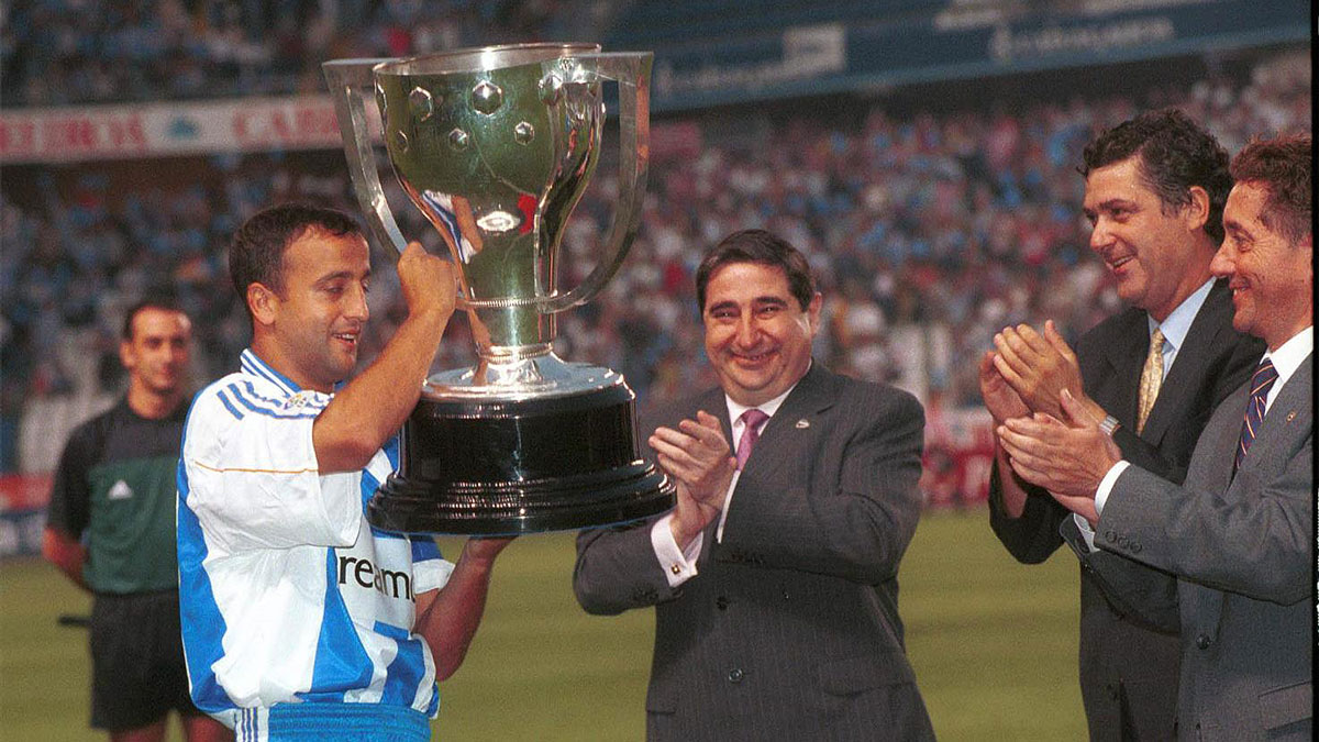 El capitán del Deportivo de la Coruña, Fran González, recibe la copa de LaLiga 99-00 en presencia del presidente del club, Augusto César Lendoiro.