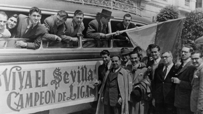 Celebración a bordo de un autobús del título liguero conseguido por el Sevilla CF en la temporada 45-46.
