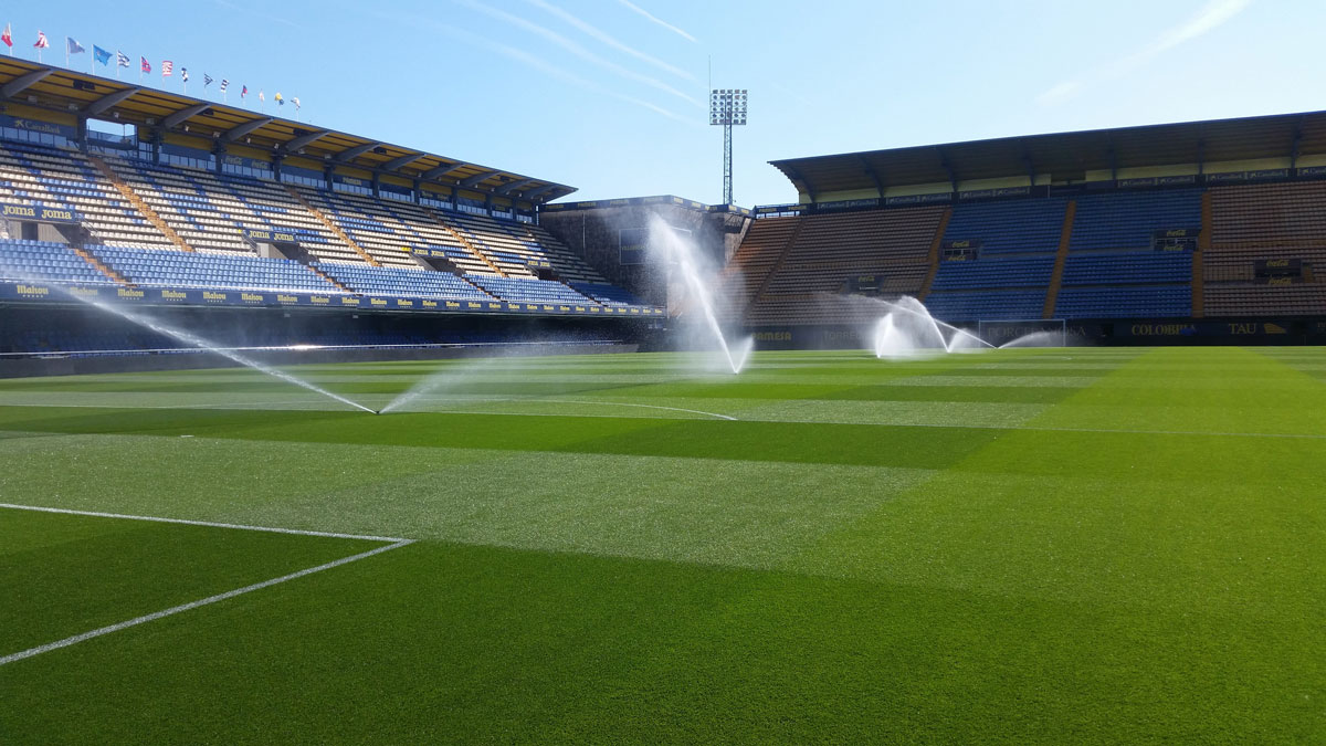 Aspersores regando el terreno de juego del Estadio de la Cerámica de Villarreal.