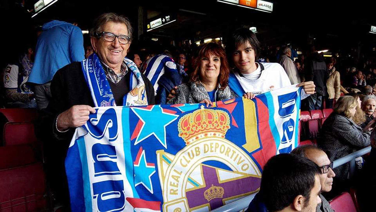 Marcel, Berta y el abuelo. Tres generaciones de seguidores del Depor en el Camp Nou.