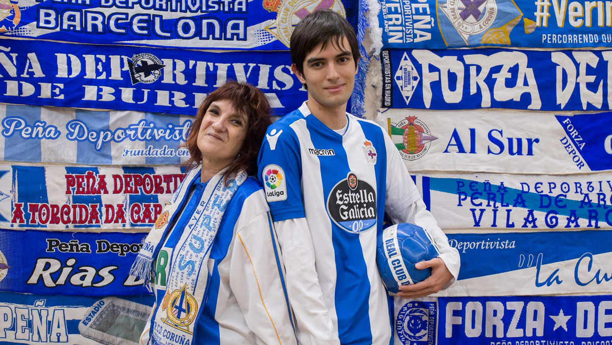 Berta y Marcel, con sus camisetas del Deportivo de la Coruña.
