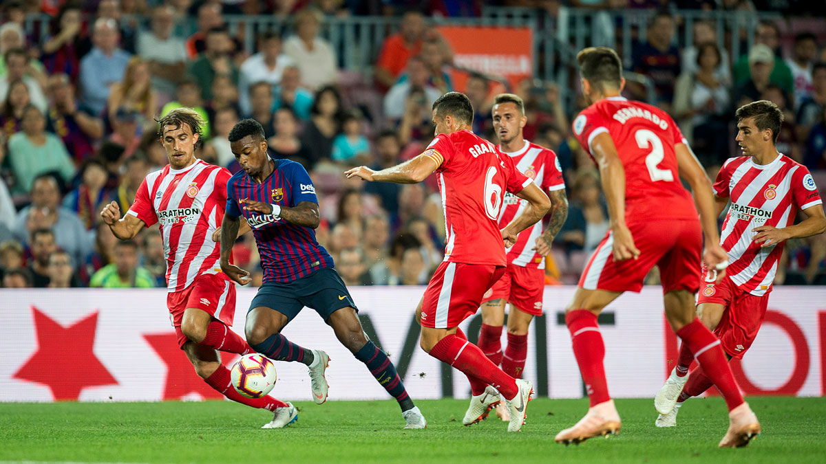 Cinco jugadores del Girona rodean al lateral del Barça Nelson Semedo