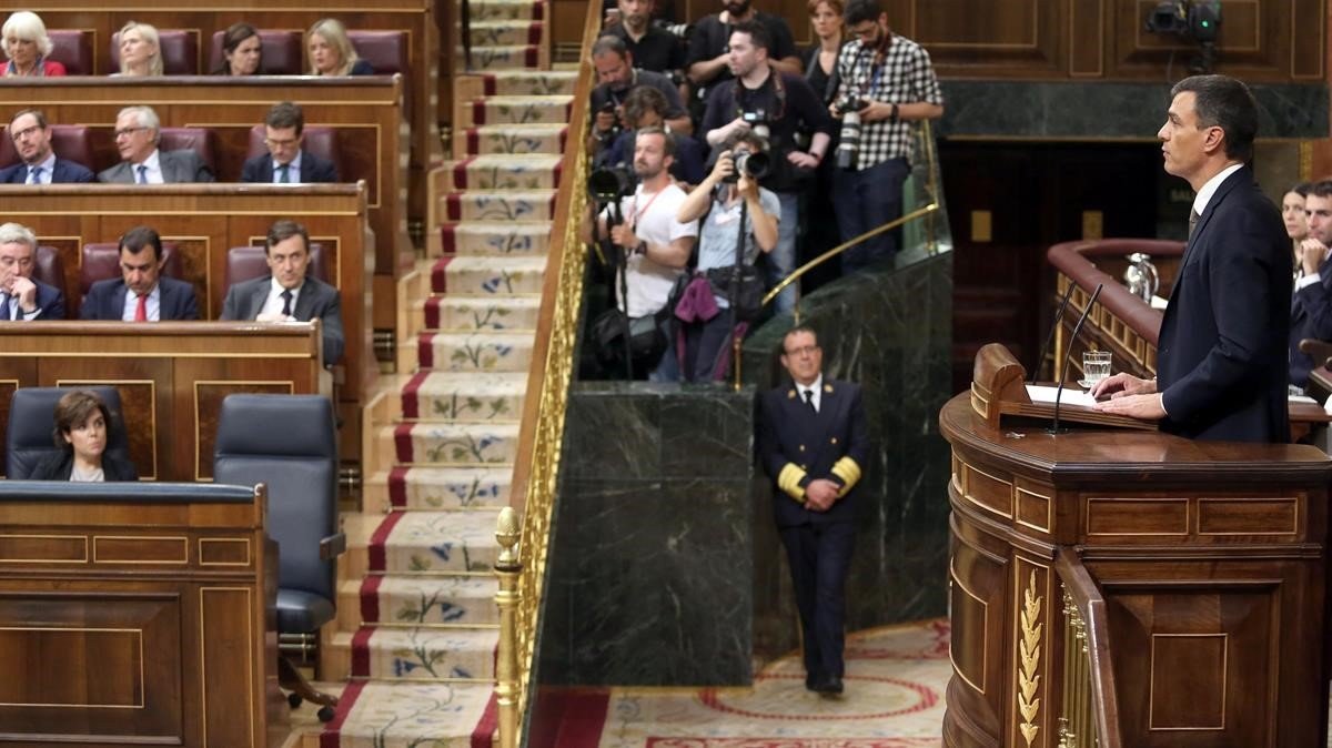 El candidato a presidente, Pedro Sánchez, habla en tribuna ante el escaño vacío de Mariano Rajoy.