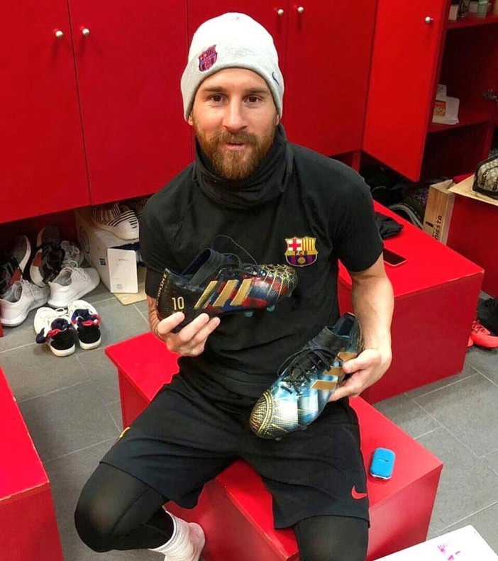 Leo Messi luce sus nuevas botas en la red