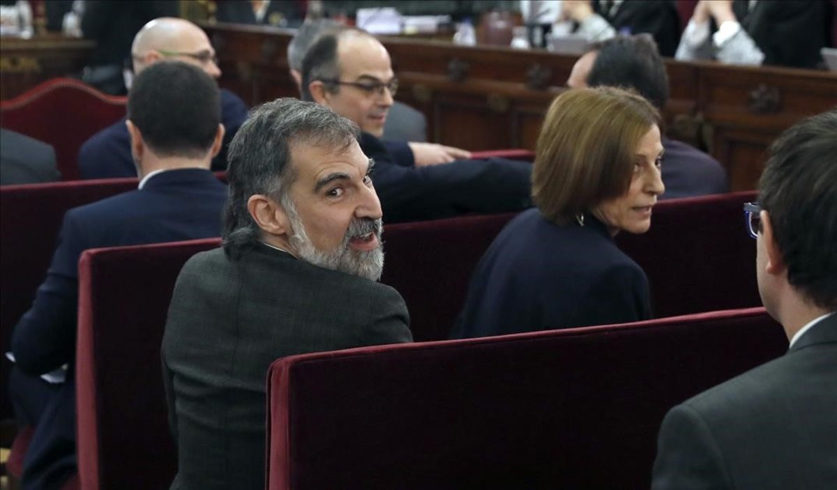 Jordi Cuixart y Carme Forcadell, en el banquillo del Tribunal Supremo durante el juicio del ’procés’.