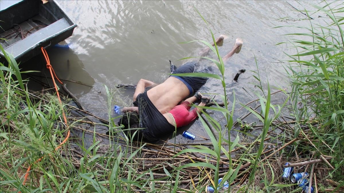 Los cuerpos sin vida del padre y su hija en el río Bravo.