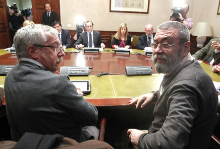 Los líderes de CCOO, Ignacio Fernández Toxo (izquierda), y de UGT, Cándido Méndez, durante una reunión con el portavoz del PP en el Congreso, Alfonso Cano (al fondo), el pasado 23 de febrero. 