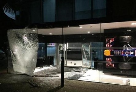 Una de las paredes de vidrio de la sede de Red Bull en Milton Keynes, reventada.