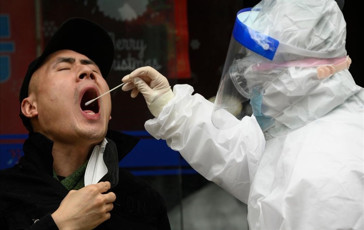 Un médico realiza un test de coronavirus en Wuhan, China.