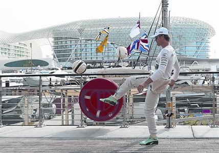 Nico Rosberg es relaxa jugant amb una pilota, ahir, a Abu Dhabi.