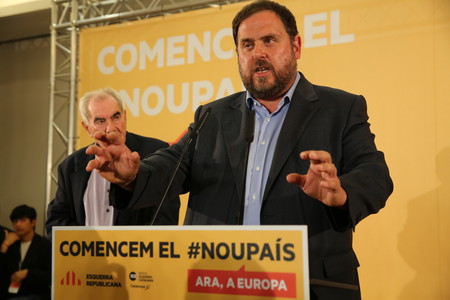Oriol Junqueras es dirigeix a la militncia, la nit electoral a la seu d'ERC a Barcelona.