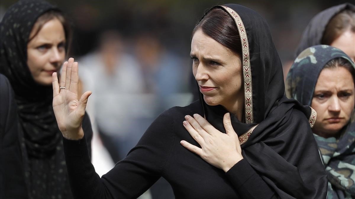 La primera ministra neozelandesa, Jacinda Adern, en la plegaria por las víctimas de los atentados de Christchurch.